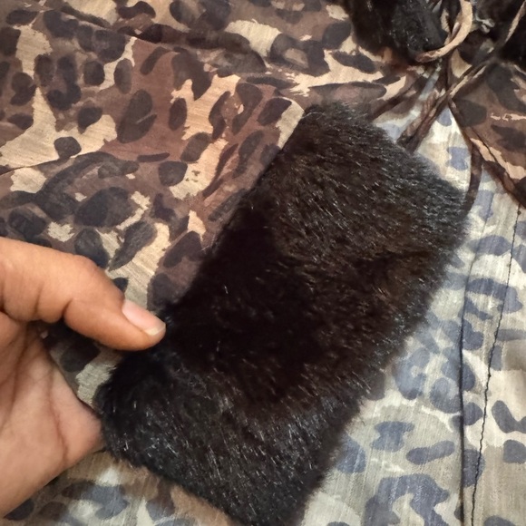 NWT SUPERDOWN Leopard Print Sheer front tie with faux fur Trim top size XS - Picture 11 of 12